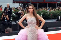 Lý Nhã Kỳ khoe vẻ đẹp lộng lẫy trên thảm đỏ LHP Venice 