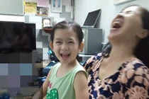 Con gái Mai Phương cười tươi khi đoàn tụ với ông bà ngoại