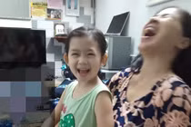 Con gái Mai Phương cười tươi khi đoàn tụ với ông bà ngoại