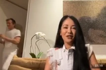 Hồng Nhung bối rối vì lộ mặt bạn trai ngoại quốc khi livestream