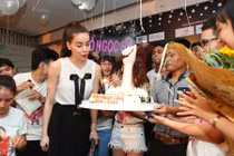 Hồ Ngọc Hà xúc động khi được 500 fan mừng sinh nhật