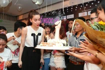 Hồ Ngọc Hà xúc động khi được 500 fan mừng sinh nhật