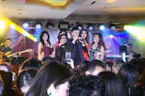 Dương Triệu Vũ diễn sung thế nào mà bị fan nữ sàm sỡ không biết?