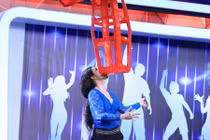 Thót tim màn dùng miệng nâng 20 chiếc ghế trong Người bí ẩn