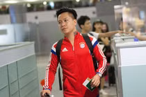 Tuấn Hưng lộ diện ở sân bay sau lời hứa cạo đầu