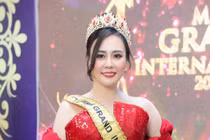Phan Kim Oanh lập kỳ tích, tiếp tục giữ vương miện Mrs Grand International