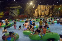 Người dân Hà Nội đua nhau trốn nắng dưới lòng đất