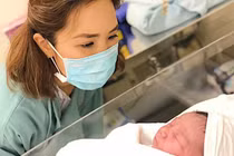 Ngắm ảnh con gái lai Tây kháu khỉnh mới sinh của Hà Anh