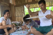 Danh hài Xuân Bắc dạy doanh nhân Đỗ Minh làm diều