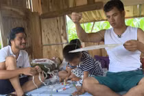 Danh hài Xuân Bắc dạy doanh nhân Đỗ Minh làm diều