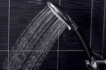 Thường xuyên tắm muộn, nữ sinh 20 tuổi đột ngột bị liệt tay 