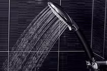 Thường xuyên tắm muộn, nữ sinh 20 tuổi đột ngột bị liệt tay 