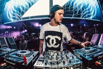 DJ nổi tiếng Avicii bất ngờ qua đời ở tuổi 28