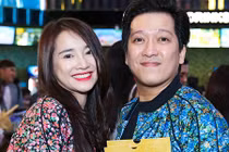 Trường Giang - Nhã Phương mặc đồ đôi tình cảm đi xem phim