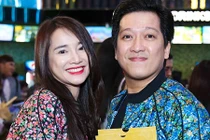 Trường Giang - Nhã Phương mặc đồ đôi tình cảm đi xem phim