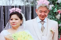 NSND Thanh Hoa U70 mặc váy cưới hạnh phúc bên ông xã