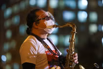 Xúc động Trần Mạnh Tuấn thổi saxophone trước 10.000 bệnh nhân COVID-19