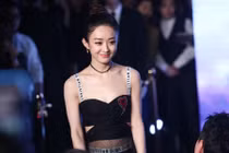 Triệu Lệ Dĩnh mặc siêu gợi cảm đi sự kiện