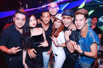 Hương Tràm diện váy hai dây quậy trong bar đón sinh nhật