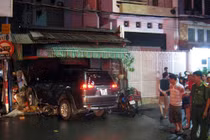 Ôtô lao vào nhà dân, một người chết