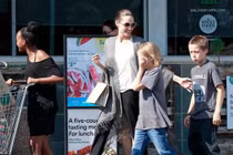 Angeline Jolie vui vẻ đi mua sắm sau căng thẳng với Brad Pitt
