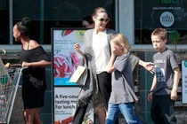 Angeline Jolie vui vẻ đi mua sắm sau căng thẳng với Brad Pitt