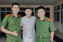 Tuấn Hưng được khen tới tấp khi dừng xe cứu người bị tai nạn 