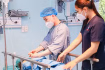 Bé gái đi ngoài ra máu tươi do polyp đại tràng