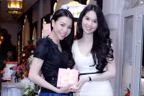 Ngọc Trinh đẹp nổi bật trong tiệc sinh nhật Trà Ngọc Hằng