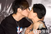 Loạt ảnh La Chí Tường và mẹ ruột hôn môi ngấu nghiến gây tranh cãi 