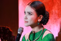 Phạm Phương Thảo khóc khi ra mắt MV “Cõng mẹ về trời“