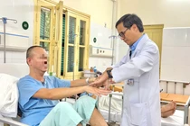 Bổ đôi tủy sống cắt bỏ khối u nguy hiểm, bác sĩ cảnh báo