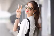 Phạm Hương diện đồ trẻ trung đẹp rạng rỡ ở sân bay