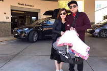 Đan Trường mang xe sang đón vợ và con trai xuất viện