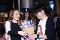 Đức Phúc mang hoa ra sân bay đón Mỹ Tâm về nước