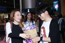 Đức Phúc mang hoa ra sân bay đón Mỹ Tâm về nước