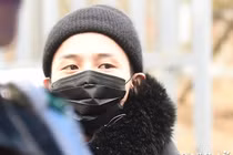 G-Dragon đeo khẩu trang kín mặt tới doanh trại nhập ngũ