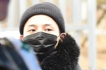 G-Dragon đeo khẩu trang kín mặt tới doanh trại nhập ngũ