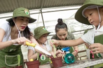 Thủy Tiên - Lâm Vinh Hải đưa học trò đi dã ngoại