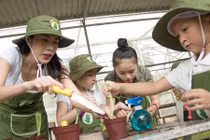 Thủy Tiên - Lâm Vinh Hải đưa học trò đi dã ngoại