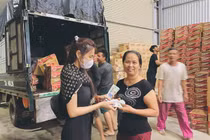 Nữ MC bị ném đá khi săm soi trang phục Thủy Tiên từ thiện 