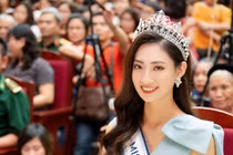 Hoa hậu Lương Thùy Linh được hàng ngàn người dân Cao Bằng vây kín