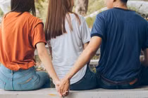 Đang ngủ nhà bạn thân, nửa đêm giật mình khi nghe tiếng thở 