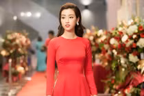 Hoa hậu Đỗ Mỹ Linh diện áo dài đỏ nổi bật ở sự kiện