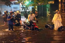 Người Sài Gòn thất thểu lội nước lúc nửa đêm