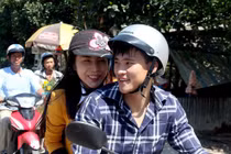 Thủy Tiên khóc khi Công Vinh từng bị người thân quay lưng