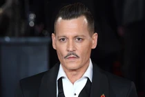 Johnny Depp bị kiện vì hành hung nhân viên đoàn phim