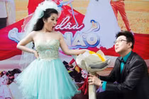 Danh hài Thúy Nga diện váy cưới, được Chí Tài "cầu hôn"