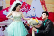 Danh hài Thúy Nga diện váy cưới, được Chí Tài "cầu hôn"