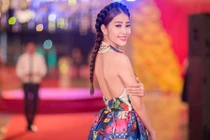 Hoa khôi Nam Em lưng trần quyến rũ, đọ sắc Hà Thu